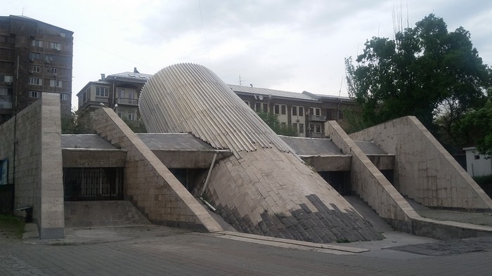 Yerevan-Yeritasardakan-metro-station.jpg