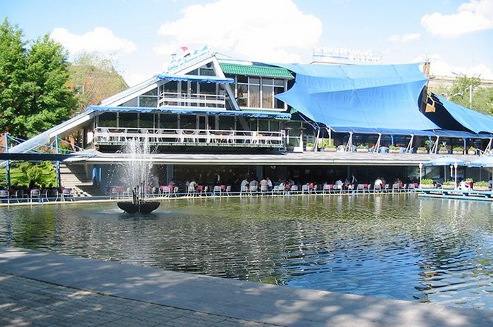 circular-park-yerevan-poplavok-lake.jpg