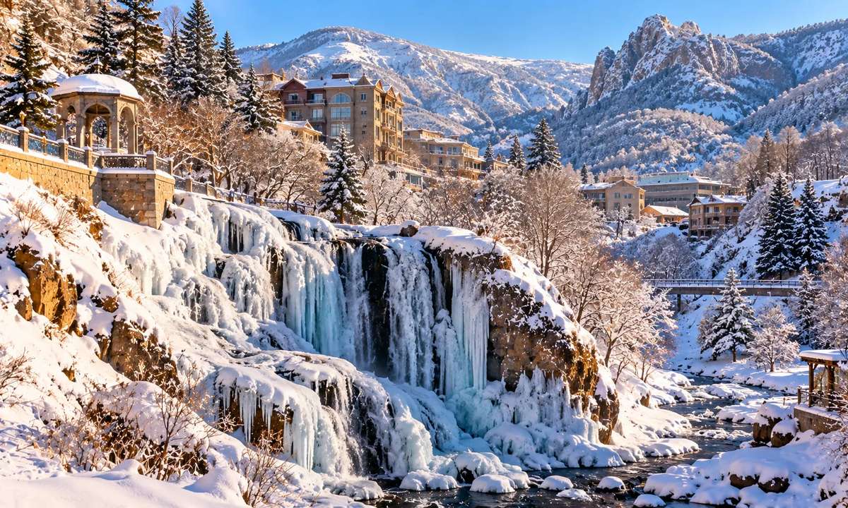 آبشار یخ‌زده جرموک در زمستان