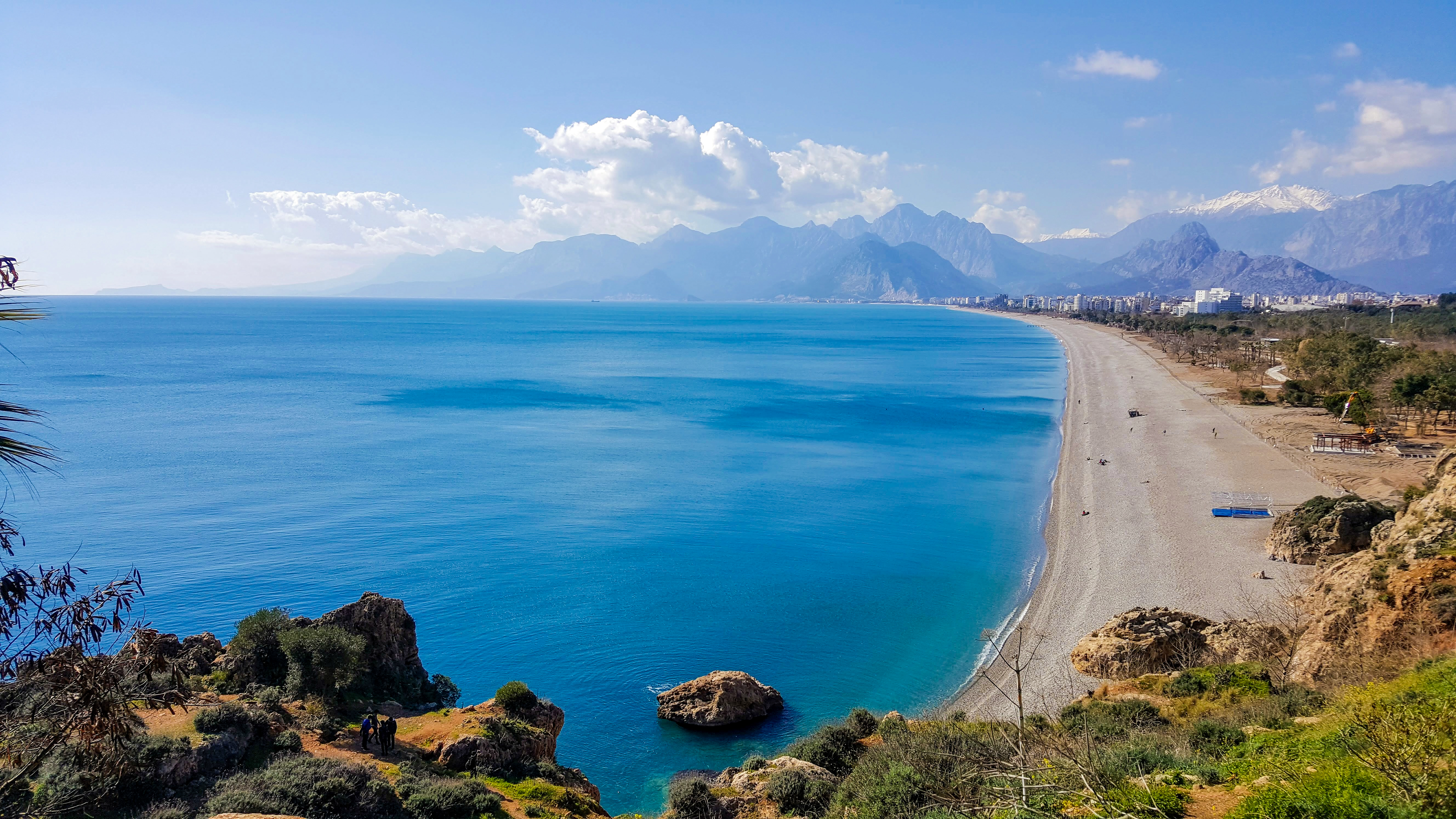 Falezlerden_Antalya_Konyaaltı_Plajına_doğru_bir_görünüm.jpg