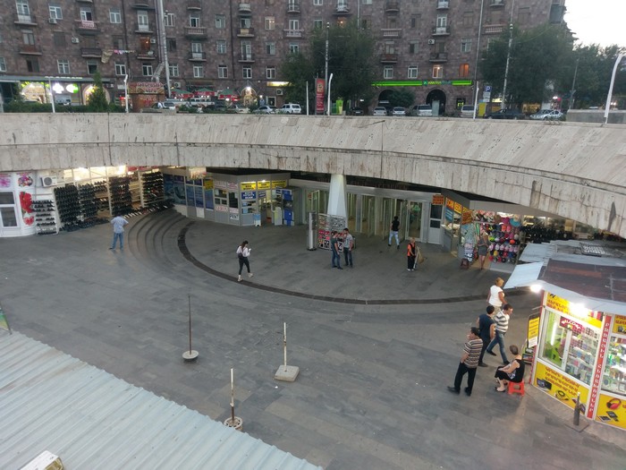 Garegin=Nzhdeh-Square-metro-station.jpg