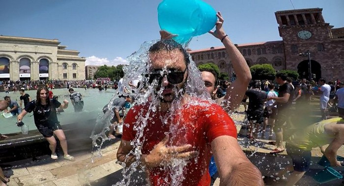 vardavar-festival-armenia-republic-square.jpg