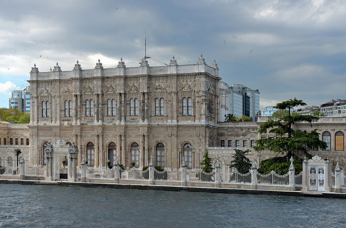 Dolmabahçe-near-bosphorus-strait.jpg