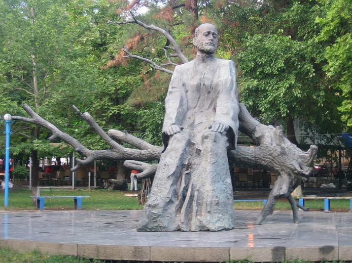 Statue-of-Komitas-Vardapet-Yerevan-Armenia.jpg