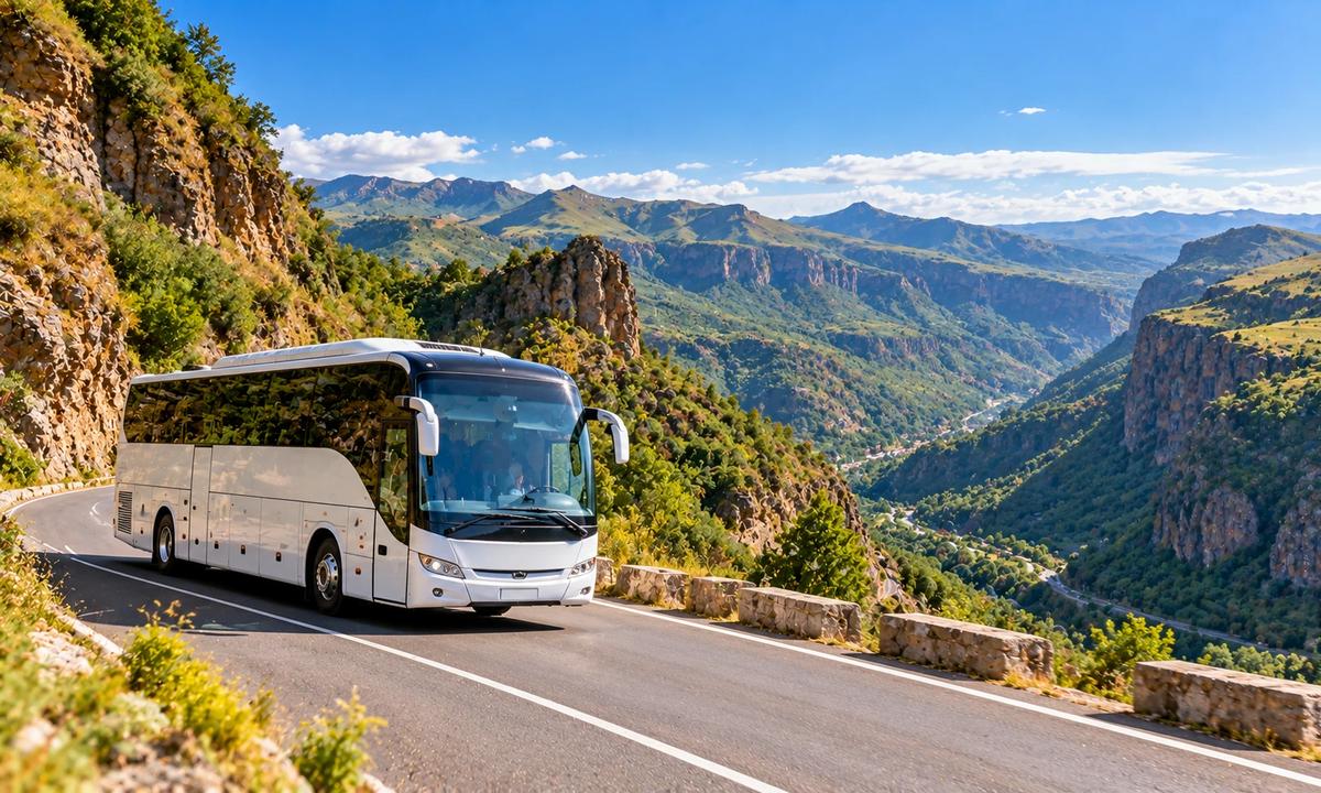 اتوبوس VIP تور زمینی ارمنستان در جاده کوهستانی