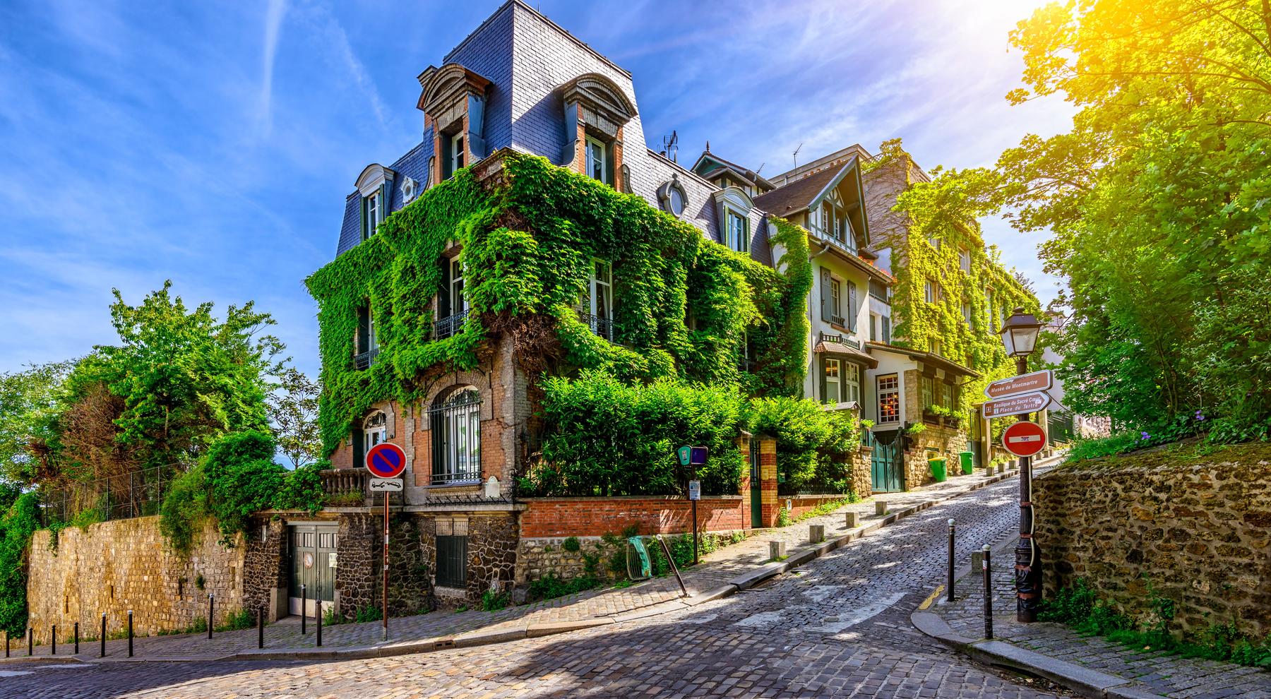 Cozy-street-of-old-Montmartre.jpg