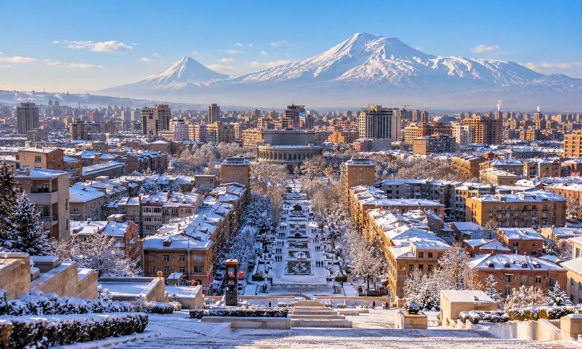 ایروان برفی در زمستان با کوه آرارات